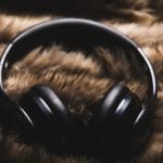 Audiobooki – co warto przesłuchać i dlaczego książka w słuchawkach to świetna opcja