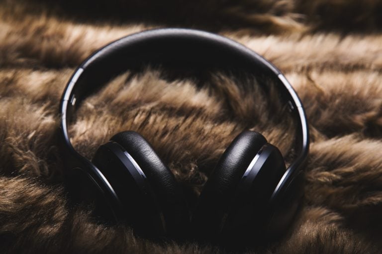 Read more about the article Audiobooki – co warto przesłuchać i dlaczego książka w słuchawkach to świetna opcja